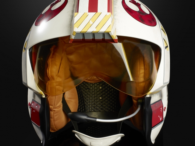 hasbro-tff-2019-press-image-tbs-luke-helmet-4