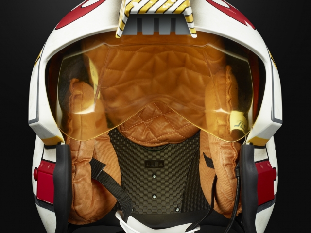 hasbro-tff-2019-press-image-tbs-luke-helmet-5