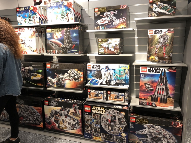 D350 - Review of New Disney Store Dedicated Star Wars and Marvel Shop