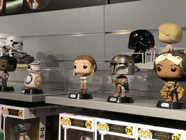 D350 - Review of New Disney Store Dedicated Star Wars and Marvel Shop