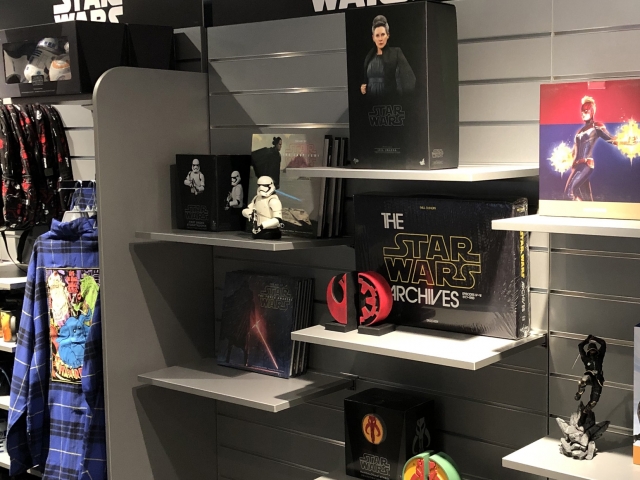D350 - Review of New Disney Store Dedicated Star Wars and Marvel Shop