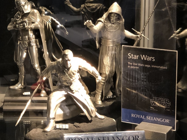D350 - Review of New Disney Store Dedicated Star Wars and Marvel Shop