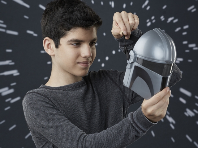 hasbro-press-images-mandalorian-mask-1