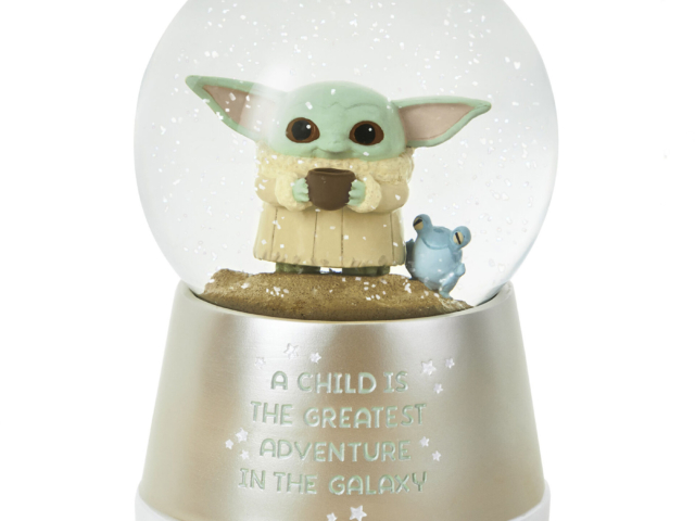 Hallmarkl Star Wars- The Mandalorian The Child Grogu Water Globe_BHTB_Week11